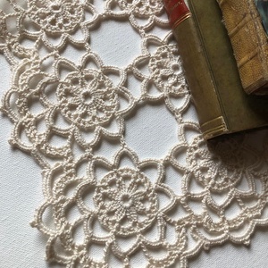 ALL LACE. CSIPKETERÍTŐ., Otthon & Életmód, Dekoráció, Asztal és polc dekoráció, Horgolt & Csipketerítő, Horgolás, MESKA