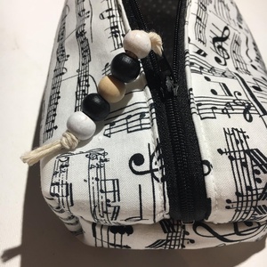 MUSIC. Tolltartó., Otthon & Életmód, Papír, írószer, Tolltartó & Ceruzatekercs, Varrás, MESKA