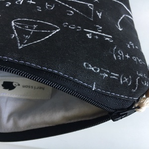 MATHS. Tolltartó iskolásoknak, MATEK-FIZIKA-KÉMIAtanároknak. - otthon & életmód - papír, írószer - tolltartó & ceruzatekercs - Meska.hu MATHS. Tolltartó iskolásoknak, MATEK-FIZIKA-KÉMIAtanároknak. - otthon & életmód - papír, írószer - tolltartó & ceruzatekercs - Meska.hu