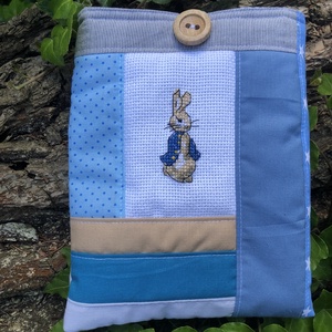 Peter Rabbit. Patchwork védőtok e-booknak beige-kék színvilágban - táska & tok - ebook & tablet tok - Meska.hu