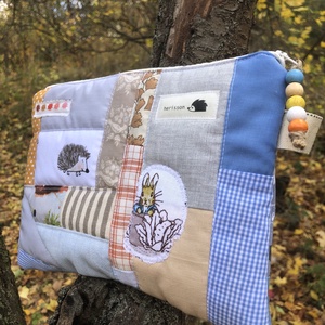 Peter Rabbit. Patchwork kétoldalas sminkcucc-tartó/pipere, Táska & Tok, Neszesszer, Varrás, Patchwork, foltvarrás, MESKA