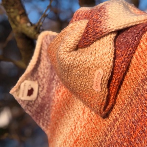 S t o c k h o l m.  Kézzel kötött asszimetrikus baktus  2 rétegű, puha, meleg fülvédővel - ruha & divat - sál, sapka, kendő - fejpánt - Meska.hu