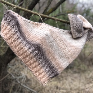 n e u t r a l . Kézzel kötött asszimetrikus baktus  2 rétegű, puha, meleg fülvédővel - Meska.hu