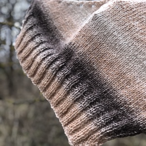 n e u t r a l . Kézzel kötött asszimetrikus baktus  2 rétegű, puha, meleg fülvédővel - ruha & divat - sál, sapka, kendő - fejpánt - Meska.hu