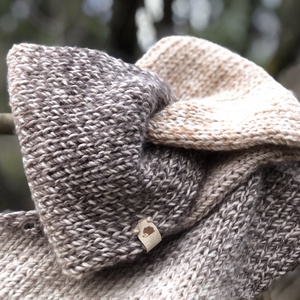 n e u t r a l . Kézzel kötött asszimetrikus baktus  2 rétegű, puha, meleg fülvédővel - ruha & divat - sál, sapka, kendő - fejpánt - Meska.hu