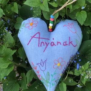 Anyának! Kézzel hímzett szív - otthon & életmód - virágdekoráció - virágdíszek - fali virágdekoráció - Meska.hu