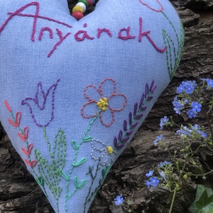 Anyának! Kézzel hímzett szív - otthon & életmód - virágdekoráció - virágdíszek - fali virágdekoráció - Meska.hu