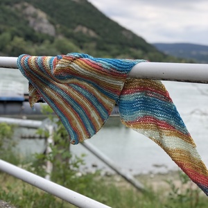 m i d s o m m a r  _ pillekönnyű kézzel kötött vállkendő nyáresti sétákhoz - Meska.hu