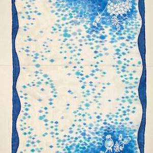 Fehér virágos kék selyemsál - Meska.hu