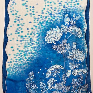 Fehér virágos kék selyemsál - ruha & divat - sál, sapka, kendő - sál - Meska.hu