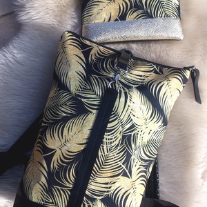 Elegáns -fekete - aranybarna mintás vízálló hátitáska- valódi bőrrel - nagyobb méretben neszivel szettben - táska & tok - hátizsák - roll top hátizsák - Meska.hu