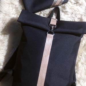 Fekete-gyöngyház barnával vízálló hátitáska- valódi bőrrel - laptoptáska + neszivel szettben - táska & tok - hátizsák - roll top hátizsák - Meska.hu