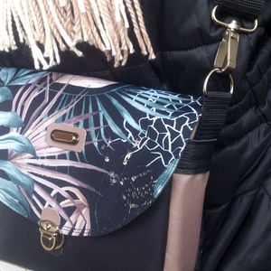 Cross body - pálmás bézs -fekete/ oldaltáska, testtáska - bőr kiegészítőkkel - ajándék - Heva táska - karácsony - táska & tok - kézitáska & válltáska - vállon átvethető táska - Meska.hu