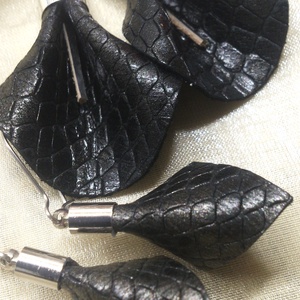 Fekete mintás bőr fülbevaló szett 2 db - ajándék - Anyák napja- születésnap - ékszer - fülbevaló - lógó csepp fülbevaló - Meska.hu