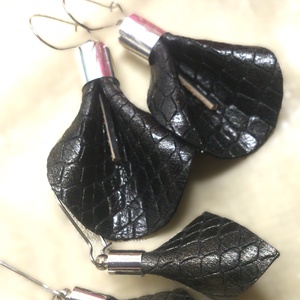 Fekete mintás bőr fülbevaló szett 2 db - ajándék - Anyák napja- születésnap - ékszer - fülbevaló - lógó csepp fülbevaló - Meska.hu