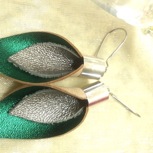 Türkiz-zöld - ezüst bőr fülbevaló  - ajándék - Anyák napja- születésnap - ékszer - fülbevaló - lógó csepp fülbevaló - Meska.hu