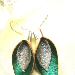 Türkiz-zöld - ezüst bőr fülbevaló  - ajándék - Anyák napja- születésnap - ékszer - fülbevaló - lógó csepp fülbevaló - Meska.hu