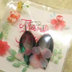 Türkiz-zöld - ezüst bőr fülbevaló  - ajándék - Anyák napja- születésnap - ékszer - fülbevaló - lógó csepp fülbevaló - Meska.hu