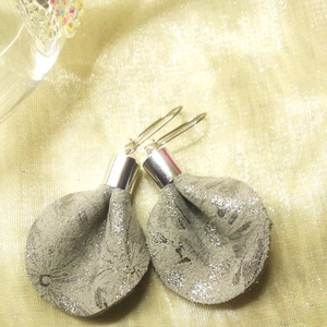 Gyöngyház ezüst - tört-fehér bőr fülbevaló  - ajándék - Anyák napja- születésnap - ékszer - fülbevaló - lógó csepp fülbevaló - Meska.hu