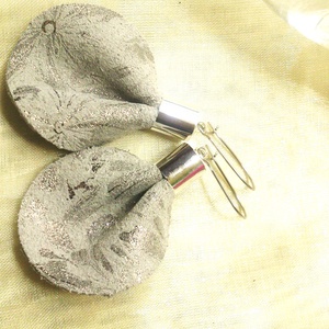 Gyöngyház ezüst - tört-fehér bőr fülbevaló  - ajándék - Anyák napja- születésnap - Meska.hu