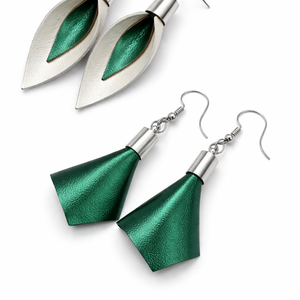 Türkiz-zöld - gyöngyház fehér bőr fülbevaló szett 2 db - ajándék - Anyák napja- születésnap, Ékszer, Fülbevaló, Lógó csepp fülbevaló, Ékszerkészítés, MESKA