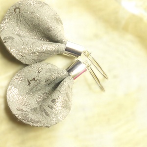 Gyöngyház ezüst - tört-fehér bőr fülbevaló  - ajándék - Anyák napja- születésnap, Ékszer, Fülbevaló, Lógó csepp fülbevaló, Ékszerkészítés, MESKA