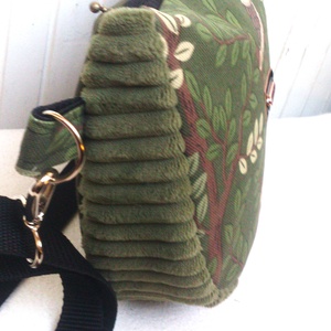 Zöld - baglyos Cross body - oldaltáska, testtáska  - vízálló - ajándék - Heva táska - Anyák napja - táska & tok - kézitáska & válltáska - vállon átvethető táska - Meska.hu
