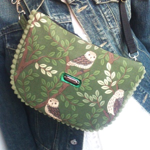 Zöld - baglyos Cross body - oldaltáska, testtáska  - vízálló - ajándék - Heva táska - Anyák napja - Meska.hu