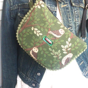 Zöld - baglyos Cross body - oldaltáska, testtáska  - vízálló - ajándék - Heva táska - Anyák napja - táska & tok - kézitáska & válltáska - vállon átvethető táska - Meska.hu