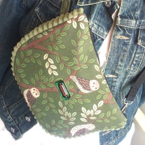Zöld - baglyos Cross body - oldaltáska, testtáska  - vízálló - ajándék - Heva táska - Anyák napja - táska & tok - kézitáska & válltáska - vállon átvethető táska - Meska.hu