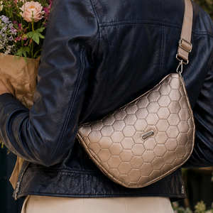Cross body - bézs- gyöngyház- oldaltáska, testtáska - ajándék - Heva táska - születésnap - névnap - táska & tok - kézitáska & válltáska - vállon átvethető táska - Meska.hu