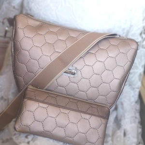 Cross body - bézs- gyöngyház- oldaltáska, testtáska - ajándék - Heva táska - születésnap - névnap - táska & tok - kézitáska & válltáska - vállon átvethető táska - Meska.hu