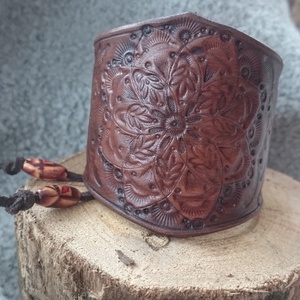 Diószínű mandalás bőr karkötő  - Meska.hu