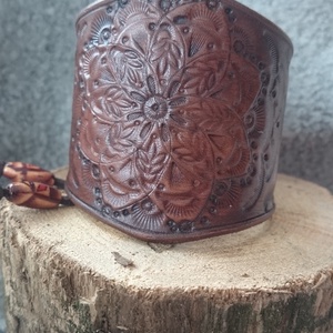 Diószínű mandalás bőr karkötő  - ékszer - karkötő - széles karkötő - Meska.hu