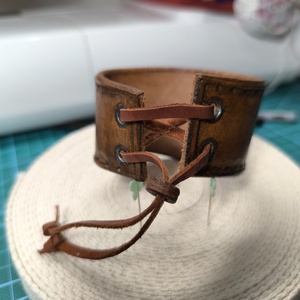 Bőr karkötő  - ékszer - karkötő - széles karkötő - Meska.hu