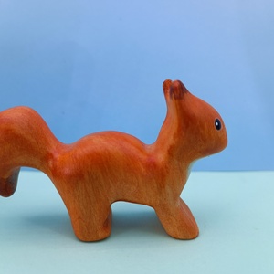 Fából készült ugró mókus figura , Játék & Sport, Plüssállat & Játékfigura, Más figura, Famegmunkálás, Festett tárgyak, MESKA