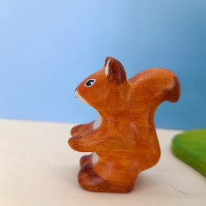 Fából készült kis mókus figura , Játék & Sport, Plüssállat & Játékfigura, Más figura, Famegmunkálás, Festett tárgyak, MESKA