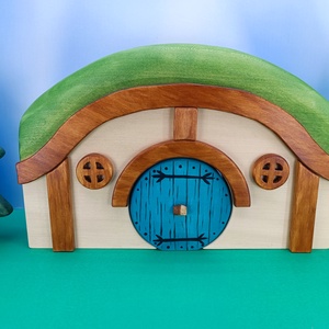 Fából készült hobbit ház manólak játék figura , Játék & Sport, Plüssállat & Játékfigura, Más figura, Famegmunkálás, Festett tárgyak, MESKA