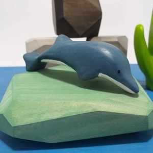 Fából készült kis delfin figura  - játék & sport - plüssállat & játékfigura - más figura - Meska.hu