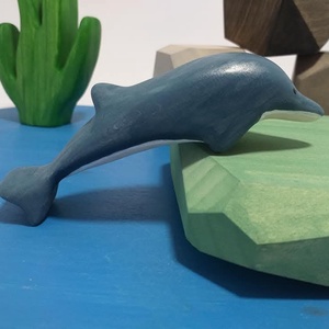 Fából készült kis delfin figura , Játék & Sport, Plüssállat & Játékfigura, Más figura, Famegmunkálás, Festett tárgyak, MESKA