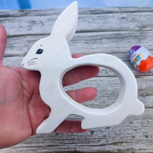 Kézzel festett nyuszis kindertojás tartó hársfából - ünnepi díszek, dekorációk - húsvéti díszek és dekorációk - húsvéti tojástartó - Meska.hu