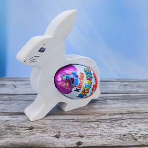 Kézzel festett nyuszis kindertojás tartó hársfából - ünnepi díszek, dekorációk - húsvéti díszek és dekorációk - húsvéti tojástartó - Meska.hu