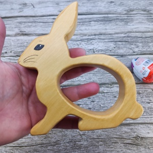 Kézzel festett nyuszis kindertojás tartó hársfából - ünnepi díszek, dekorációk - húsvéti díszek és dekorációk - húsvéti tojástartó - Meska.hu