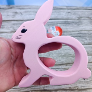 Kézzel festett nyuszis kindertojás tartó hársfából - ünnepi díszek, dekorációk - húsvéti díszek és dekorációk - húsvéti tojástartó - Meska.hu