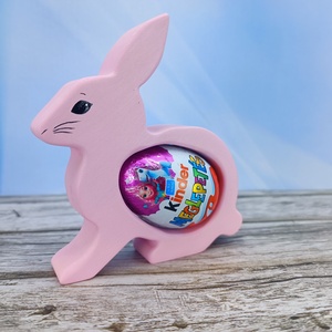 Kézzel festett nyuszis kindertojás tartó hársfából - ünnepi díszek, dekorációk - húsvéti díszek és dekorációk - húsvéti tojástartó - Meska.hu