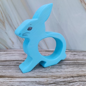 Kézzel festett nyuszis kindertojás tartó hársfából - ünnepi díszek, dekorációk - húsvéti díszek és dekorációk - húsvéti tojástartó - Meska.hu