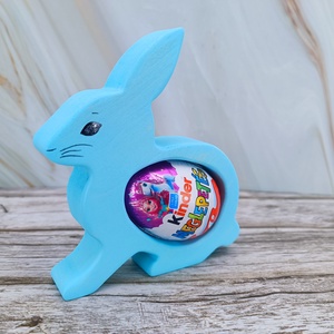 Kézzel festett nyuszis kindertojás tartó hársfából - ünnepi díszek, dekorációk - húsvéti díszek és dekorációk - húsvéti tojástartó - Meska.hu