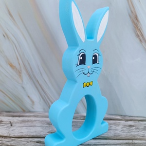 Kézzel festett nyuszis kindertojás tartó hársfából - ünnepi díszek, dekorációk - húsvéti díszek és dekorációk - húsvéti tojástartó - Meska.hu