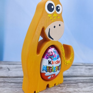 Kézzel festett dínó kindertojás tartó hársfából - ünnepi díszek, dekorációk - húsvéti díszek és dekorációk - húsvéti tojástartó - Meska.hu