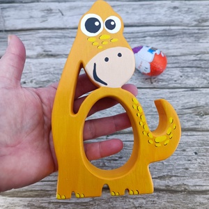 Kézzel festett dínó kindertojás tartó hársfából - ünnepi díszek, dekorációk - húsvéti díszek és dekorációk - húsvéti tojástartó - Meska.hu